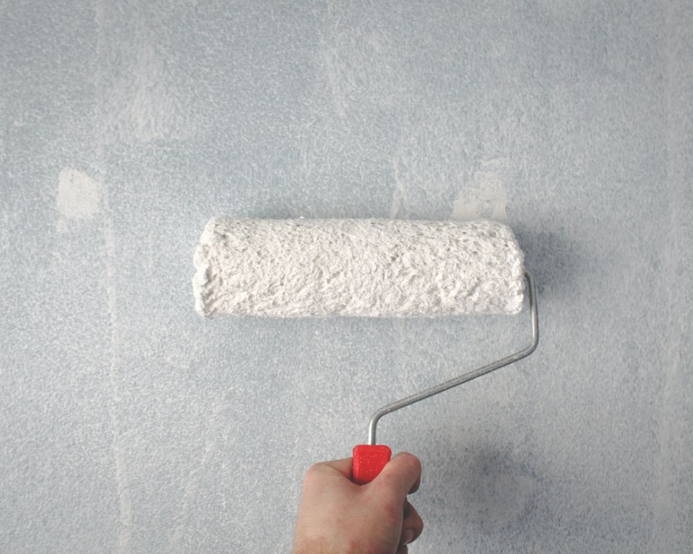 צביעת קיר בסלון